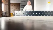 клиентка играет в теннис с тренером