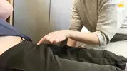 соблазняет сантехника, пока он чинит трубу