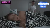пришел в спальню мачехи и оценил ее булки с киской