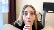 русская туристка сосет хуй пикаперу в номере отеля