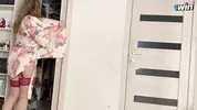 помогает выбрать наряд на встречу