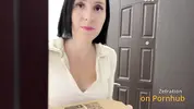 девка курьер привезла пиццу трейдеру