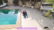 фифа занимается йогой у бассейна