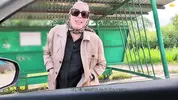 водитель подвозит соседку в деревне