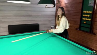 Трахает и кончает на сиськи телке, снятой в бильярдном клубе