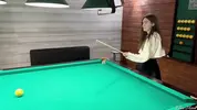 незнакомец подкатывает к девушке в бильярдной