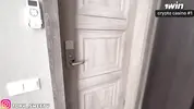 парень не может расплатиться с курьершей за доставку