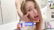 трахает сводную сестру сзади, засовывая пальцы в рот