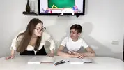 отличница помогает двоечнику с уроками