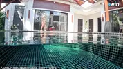 голышом купается в бассейне с папиком