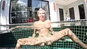 показывает под водой оттраханную щелку