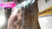 грудастая красотка сосет в душе член парня