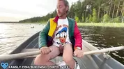 мужик с веслами манит стояком блондинку