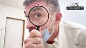 врач осматривает влажную киску пациентки