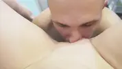 парень лижет пизду мачехи крупным планом