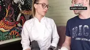 медсестра лечит мужика с переломом руки