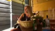 тайно мастурбирует под столом за ужином