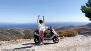 снимает девку на мопеде в Альпах
