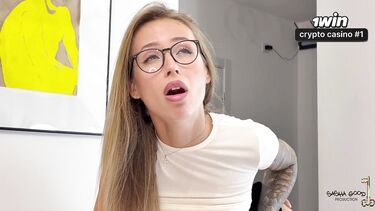 Sasha Good: Блондинка в очках ебется на столе со сливом на мохнатку