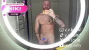 качок любуется отражением в зеркале