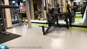 молча преследует блондинку из спортзала