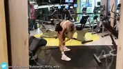 пялится на девушку в спортзале
