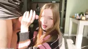 рыжая девушка сосет и берет за щеку у бати