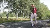 спортсменка делает пробежку с незнакомцем