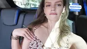 лезет пальцами к пизде и мастурбирует