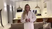 показывает под пальто знойное тело в  белье
