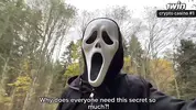 маньяк пытается догнать красивую блондинку