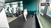 Перси Диана тренируется в зале