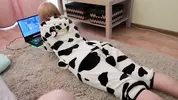 телка в пижаме со светящейся затычкой в жопе