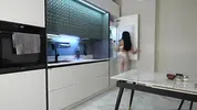 девушка на кухне общается с любимым