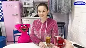 подпаивает именинницу перед основным подарком