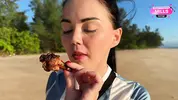 футбольная фаната эротично сосет кусок мяса