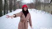 интеллигентка ведет парня в безлюдную часть парка
