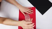 дрочит член и царапает ногтями бумагу