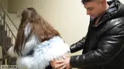 телка в шубе ебется раком в подъезде