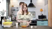 парень отвлекает домохозяйку на кухне