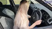 машина девушки сломалась на дороге