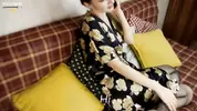 говорит по телефону с мужем в компании любовника