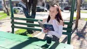 милашка читает книгу в парке