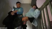 жестко трахает давалку в шубе на весу