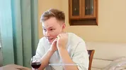 предлагает телке сесть на бутылку