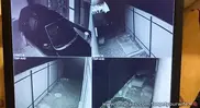 охранник ловит воровку на горячем