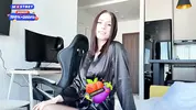 брюнетка в халате соблазняет друга мужа