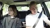 подвозит эксгибиционистку в машине