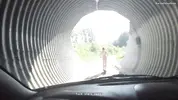 водитель чуть не сбил голую телку на самокате