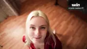 вместо чаевых сосет хуй на коленях